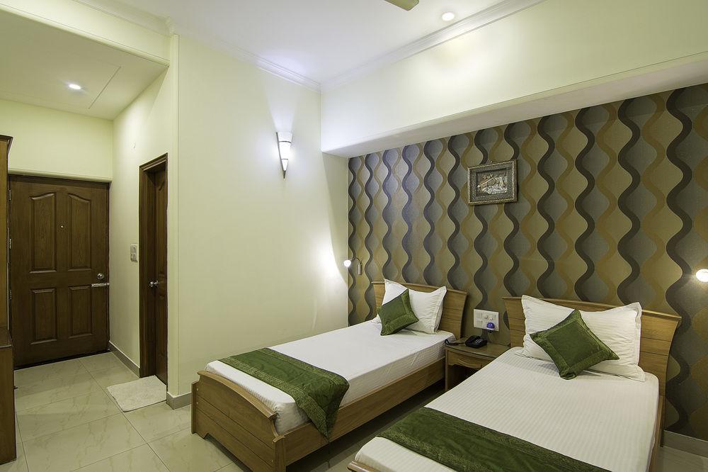 Treebo Palm Tree Palam Vihar Hotel Gurgaon Luaran gambar