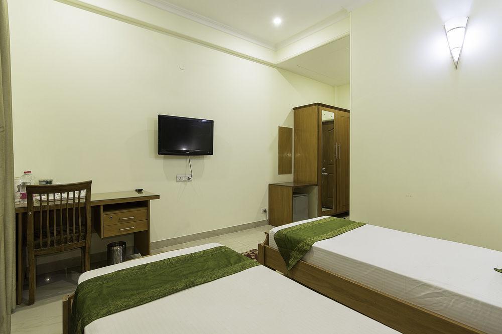 Treebo Palm Tree Palam Vihar Hotel Gurgaon Luaran gambar