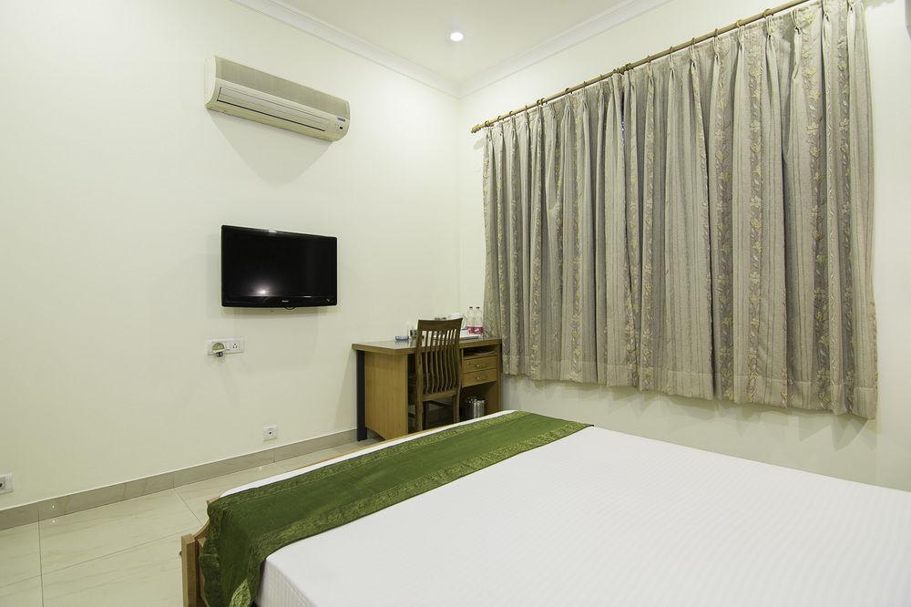 Treebo Palm Tree Palam Vihar Hotel Gurgaon Luaran gambar