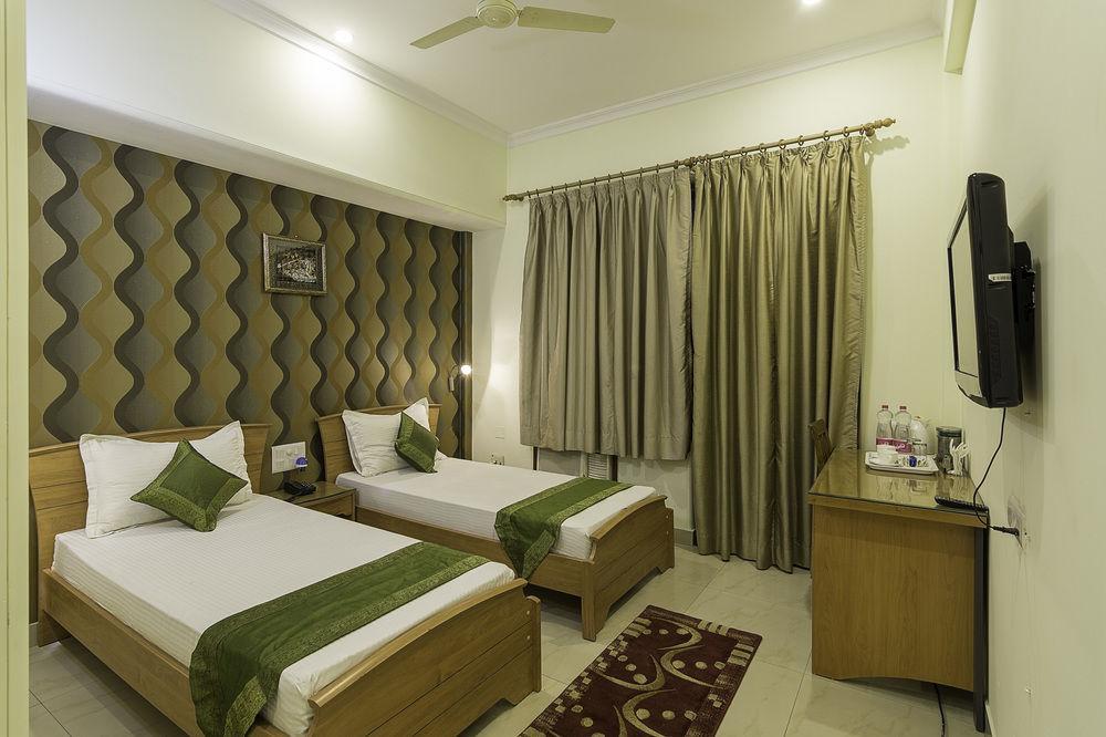 Treebo Palm Tree Palam Vihar Hotel Gurgaon Luaran gambar